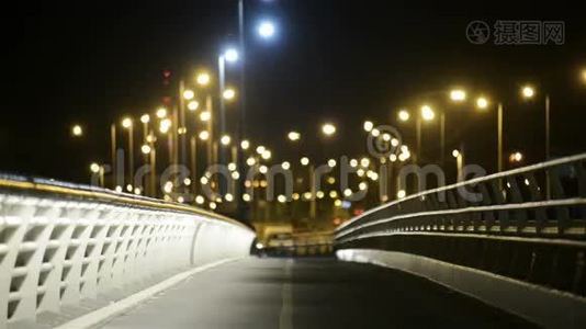 夜晚用灯光空桥.视频