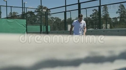 帅哥在球场打网球视频