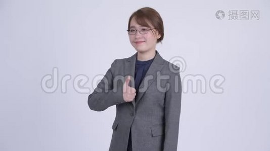年轻快乐的亚洲女商人竖起大拇指视频