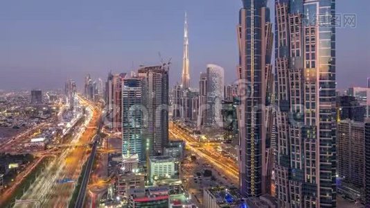 在阿联酋迪拜，夜晚的天际线与现代化的摩天大楼和交通在谢赫扎耶德的道路上白天到夜晚的时间。视频