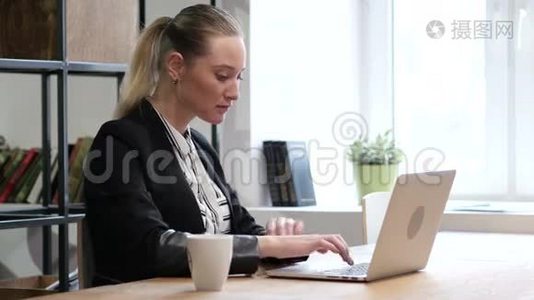 庆祝成功，兴奋的商务女性在笔记本电脑上工作视频