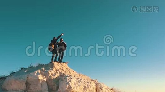 男性背包客徒步登山探险。 徒步情侣游享生活风景自然景观.. 暑假假期视频