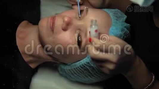女人在卷曲和角蛋白睫毛提升程序。视频