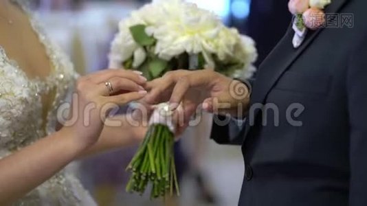 结婚典礼，可爱的情侣交换结婚戒指视频