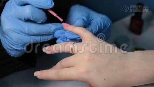 在指甲上涂粉红色指甲油视频
