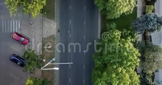 空中无人机飞行从上往下看高速公路繁忙的城市高峰时间，交通拥堵的高速公路。视频