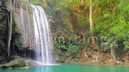 美丽的瀑布在埃拉万国家公园，Kanchanaburi省在泰国西部。视频