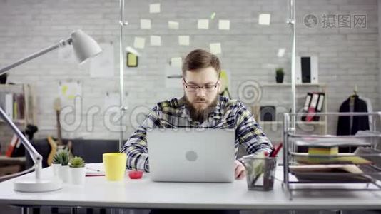 有生产力的商人靠在手提电脑上完成办公室工作，有效的经理对截止日期感到满意视频