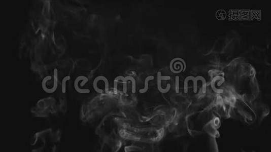 现实的抽象烟雾蒸气效应。 白色烟雾在黑色背景上缓慢运动。 漂浮的雾云。视频