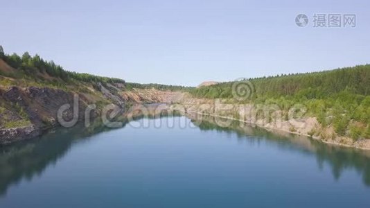 山景中美丽的晴天.. 剪辑。 晴天的蓝湖视频