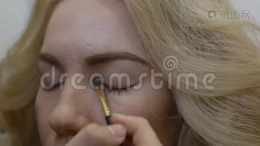 化妆师做化妆模特视频