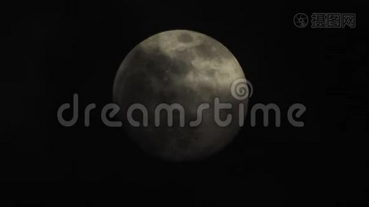 月亮上有云在漆黑的夜空中掠过，时间流逝，阴云密布，明亮的月亮上有云，非常详细的视频视频