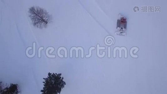 在准备滑雪场时在雪猫上方飞行视频