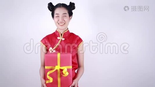 怀着中国新年快乐理念，手捧红色礼盒的女人视频