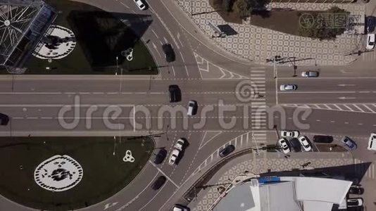 城市环形道路上交通堵塞的高空俯视图视频