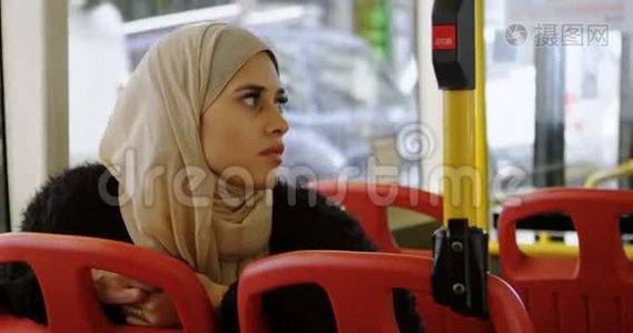 坐4K公共汽车的女人视频