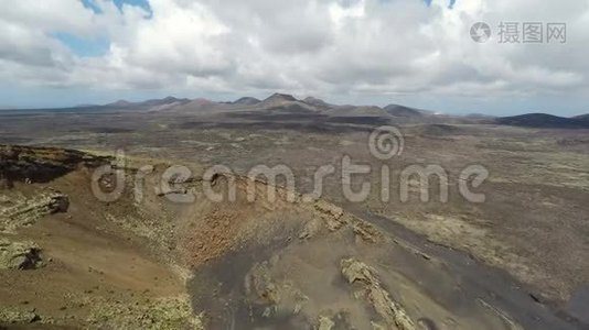 加那利群岛兰萨罗特黑火山土壤上LaGeria葡萄园的空中录像视频