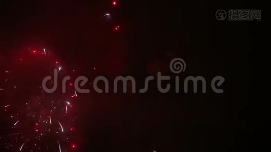 爆炸和五彩缤纷的节日烟花在夜空。视频