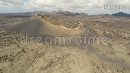 加那利群岛兰萨罗特黑火山土壤上LaGeria葡萄园的空中录像视频