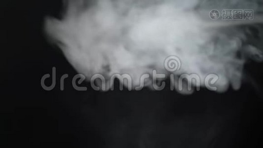 黑色背景上的烟雾视频