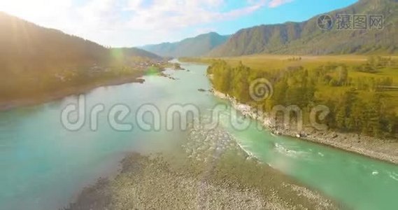 在阳光明媚的夏季早晨，低空飞行在带岩石的新鲜快山河上。视频