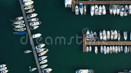 海湾的美丽景色和游艇的鸟瞰图视频