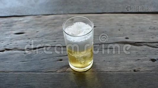 啤酒倒在玻璃里加冰视频