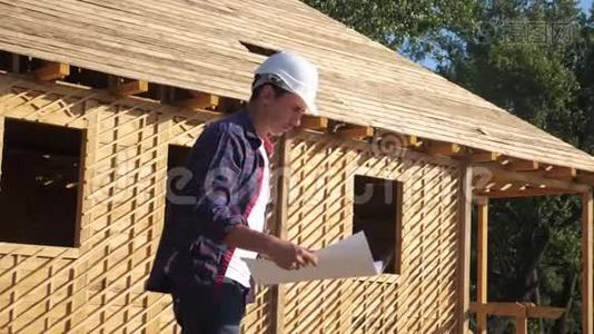 概念建筑构建建筑师慢动作视频.. 戴着头盔的建筑工人站在建筑工地上视频