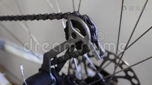 修理自行车的师傅修理自行车视频