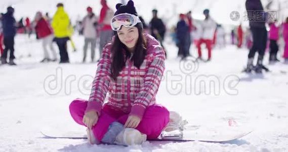 坐在滑雪板上的女人视频