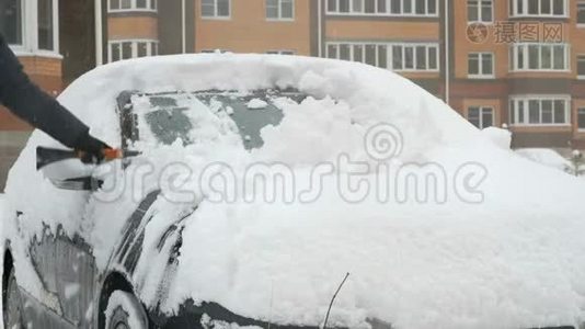人从雪地里清洁汽车视频