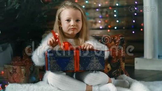 小女孩和圣诞礼物视频