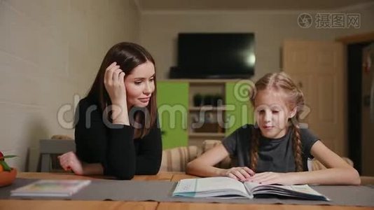 母亲和女儿做学校作业。 妈妈帮忙处理。视频