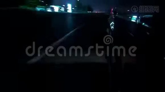 快速驾驶汽车在城市时间超移的一条夜间大道上的城市景象视频