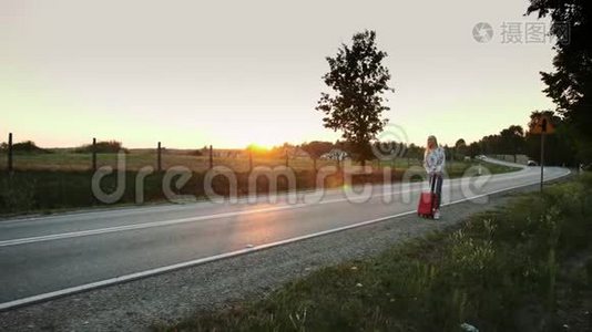 年轻女子在乡间路上搭便车。视频