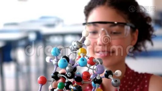 细心的女学生在实验室进行分子模型实验视频