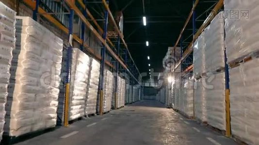 仓库，工厂里的大型现代化仓库视频