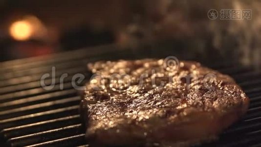 烧烤架上美味的鱼片肉视频