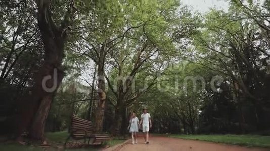 一对年轻幸福的夫妇一起在公园散步视频