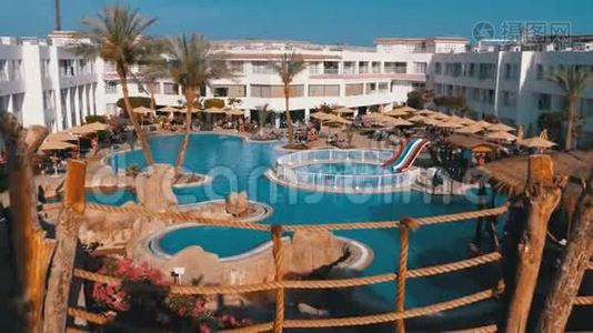 阳光酒店度假胜地，在埃及设有豪华蓝色游泳池、沙滩伞和日光浴床视频