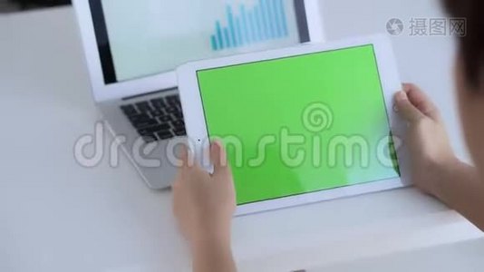 商务女性用笔记本电脑数据信息报告和统计分析图表财务视频