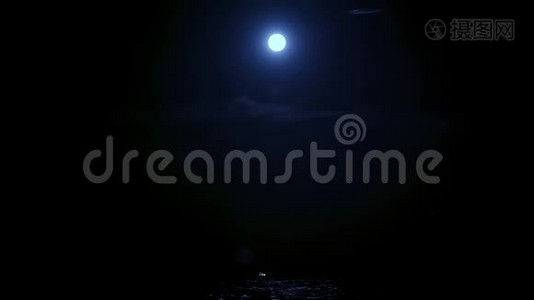 月光在水上，月亮在海上，月亮在夜空，月亮在水上视频