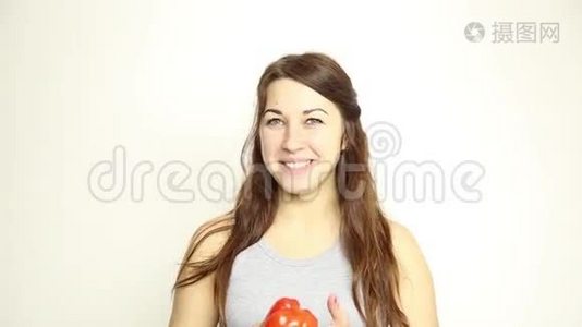 美丽的年轻女人吃蔬菜。 拿着红胡椒。 健康食物-健康身体概念视频