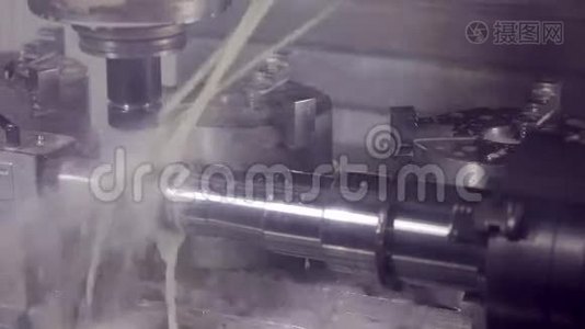 钻铣数控机床在工业工厂生产高科技设备。视频