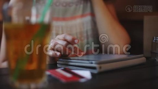 在咖啡馆里用平板电脑的女人视频