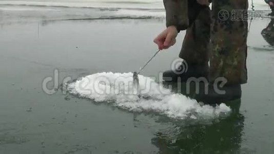 冰钓渔人冬天打洞虫视频