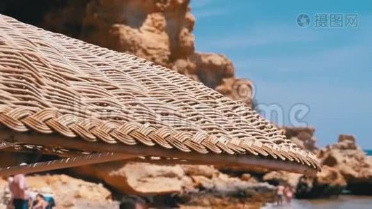 在红海的埃及带伞的海滩。 落基海岸的阳光度假村。视频