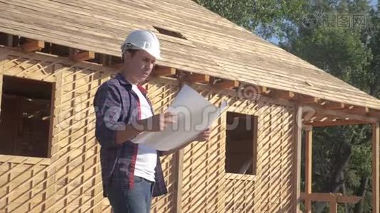 概念建筑构建建筑师慢动作视频.. 戴头盔的建筑工人的生活方式视频