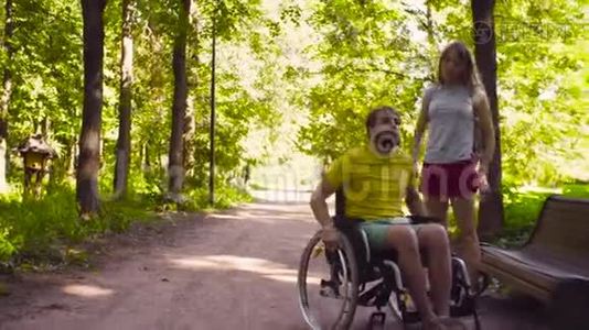 年轻的残疾人和妻子在公园散步视频