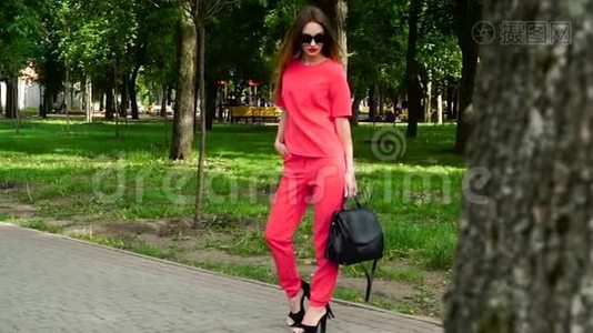 商务女性穿着红色西装和太阳镜的高跟鞋视频